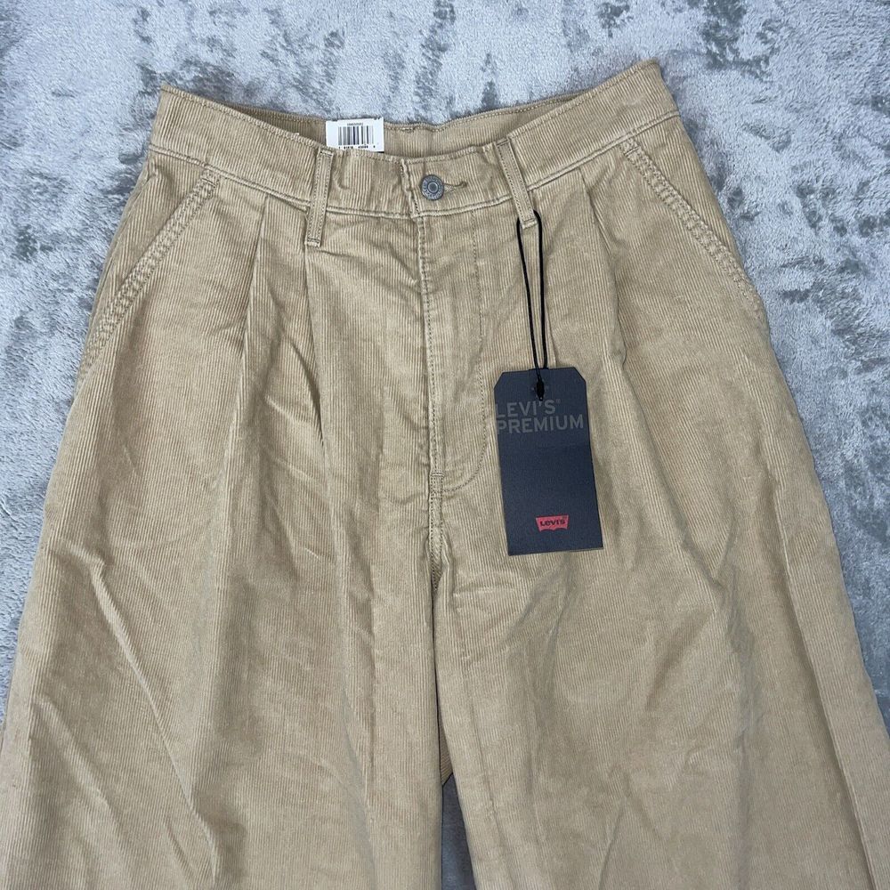 Levi's Pants Womens 26 Premium Wide Leg Pleated Crop Corduroy NWT MSRP $80 - Picture 2 of 9